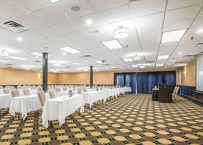 Clarion - Oak Brook Near I-88 I-290 I-294 Inn 4*