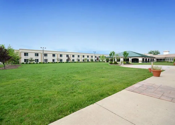 Clarion - Oak Brook Near I-88 I-290 I-294 4*